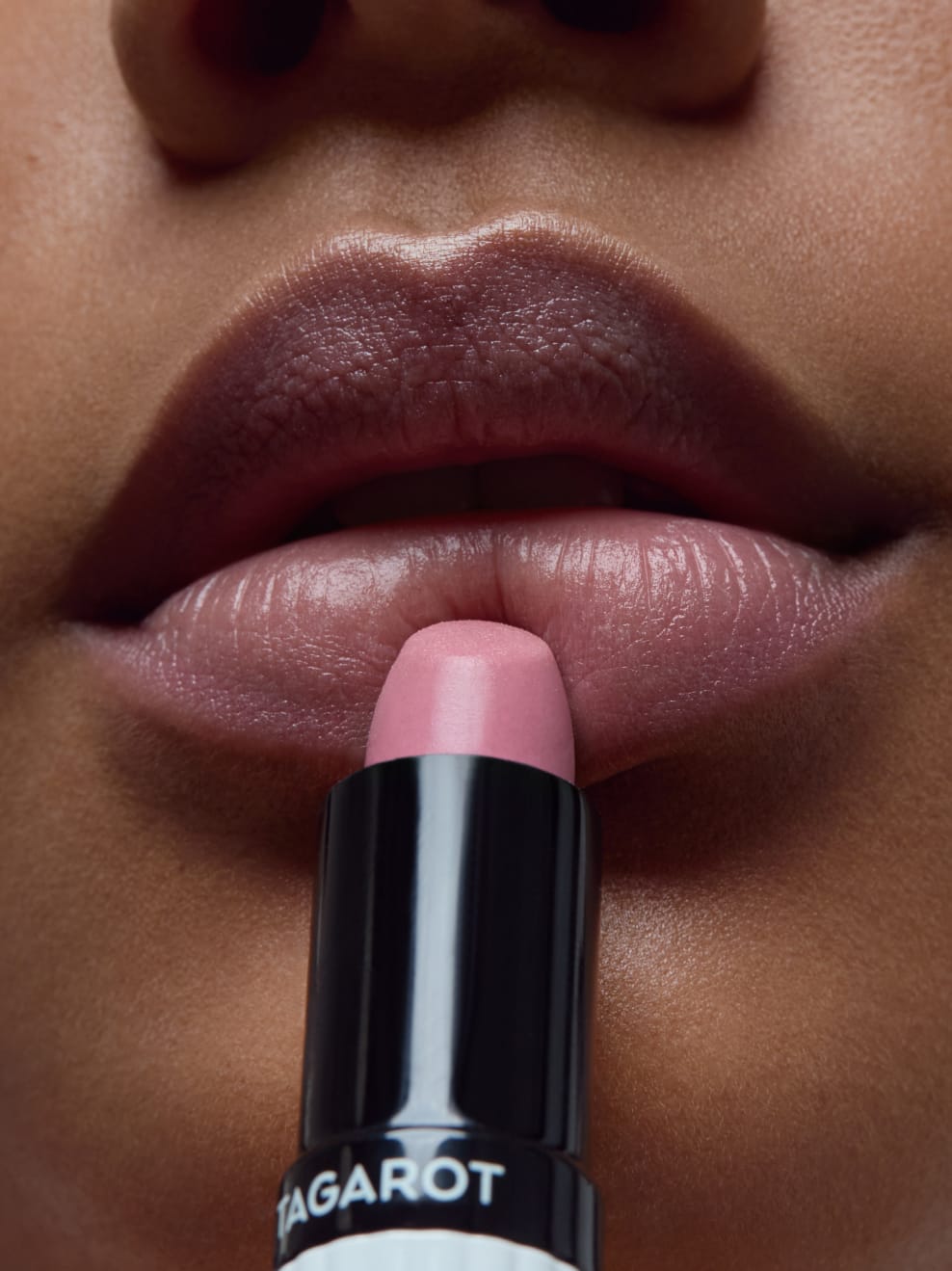 Nahaufnahme Tagarot Balm 03 uf den Lippen aufgtragend