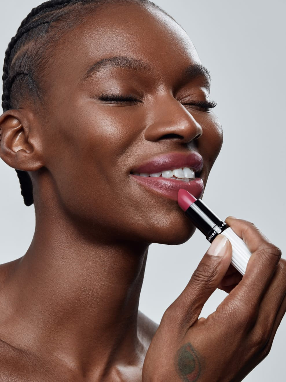 POC Model trägt Tagarot Balm 01 auf
